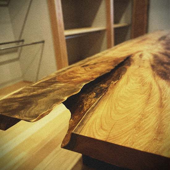 希少な4m超え!椨(タブ)の一枚板を記念館へ納品 – ワイルドかつエレガントな存在感 | 一枚板・無垢板工房see-saw BLOG