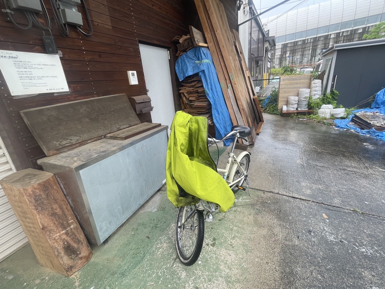 雨の日の一枚板納品